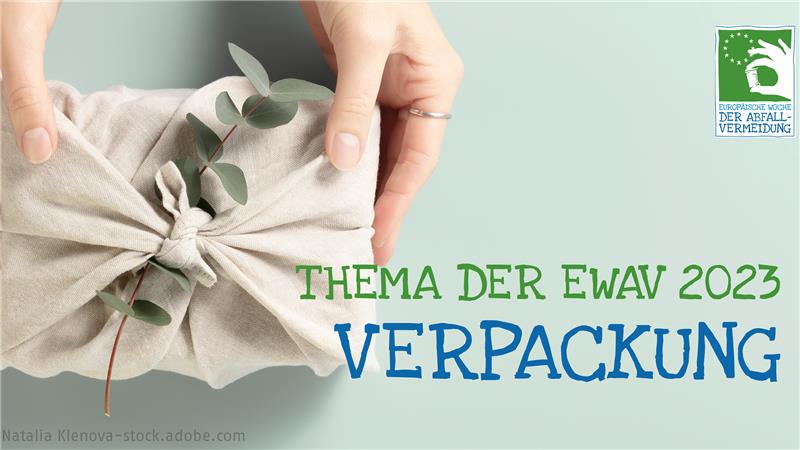 Zusammengebundenes Stofftuch und Beschriftung "Thema der EWAV 2023 Verpackung".