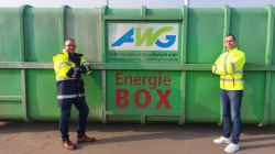 Marco Meyer und Holger Dietz stehen an einem AWG-Container.