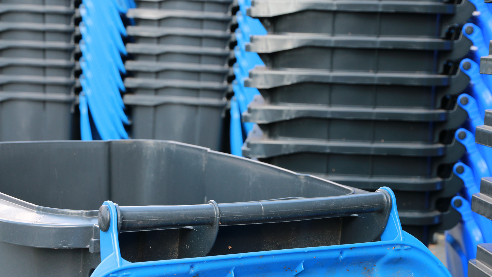 Ein Stapel Altpapier-Tonnen.