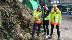 Marco Meyer und Holger Dietz stehen an einem AWG-Container.