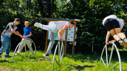 Jugendliche springen als Übung über Fahrradständer.