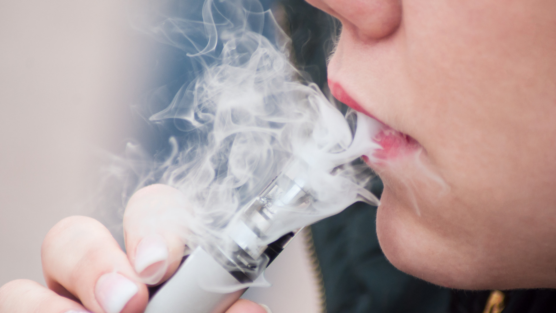 Symbold einer Person, die an einer E-Vape zieht.