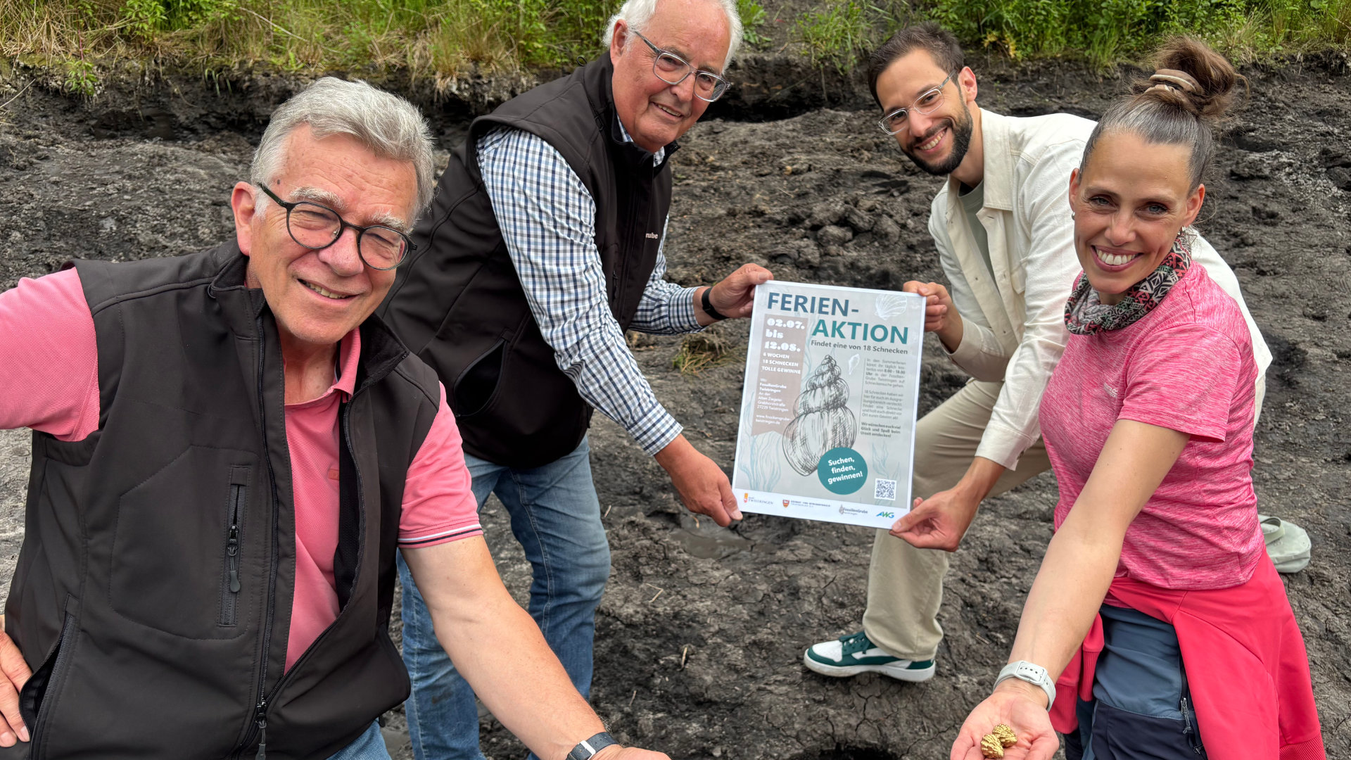 Vertreter der Fossiliengrube Twistringen und der AWG Bassum halten ein Plakat zur Aktion hoch.