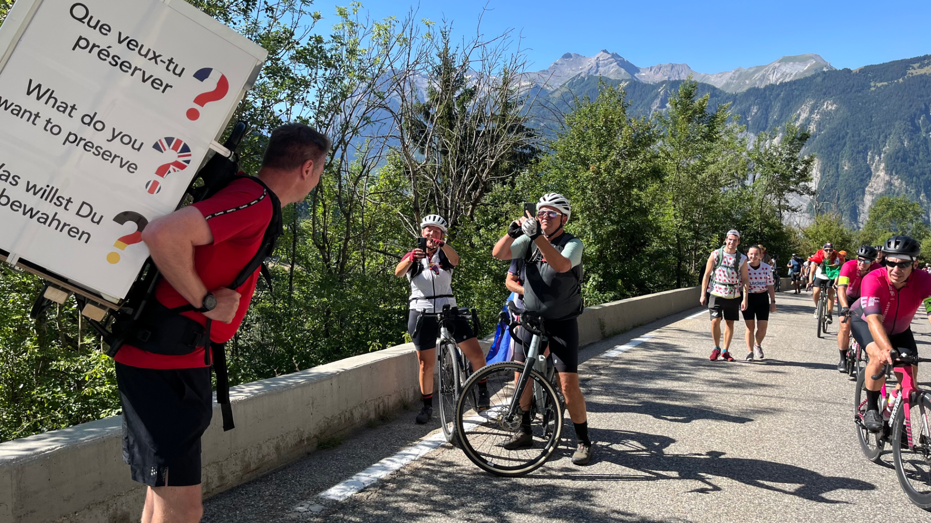 Tilo Koch wird auf dem Alpe d'Huez von Besuchern fotografiert.