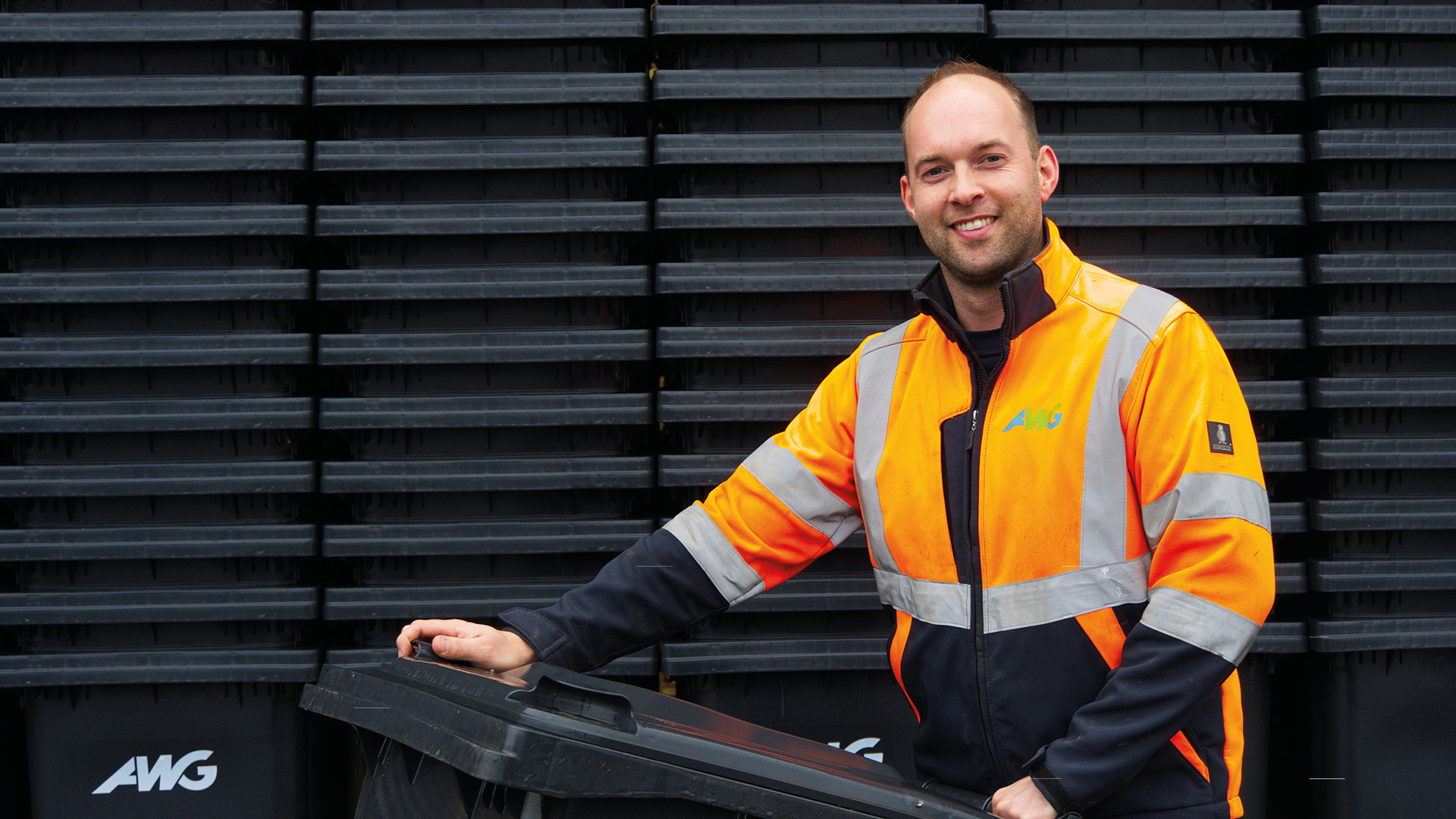 Der offene Deckel ermöglicht einen Blick von oben in eine Biotonne. Auf dem Boden liegt Zeitungspapier