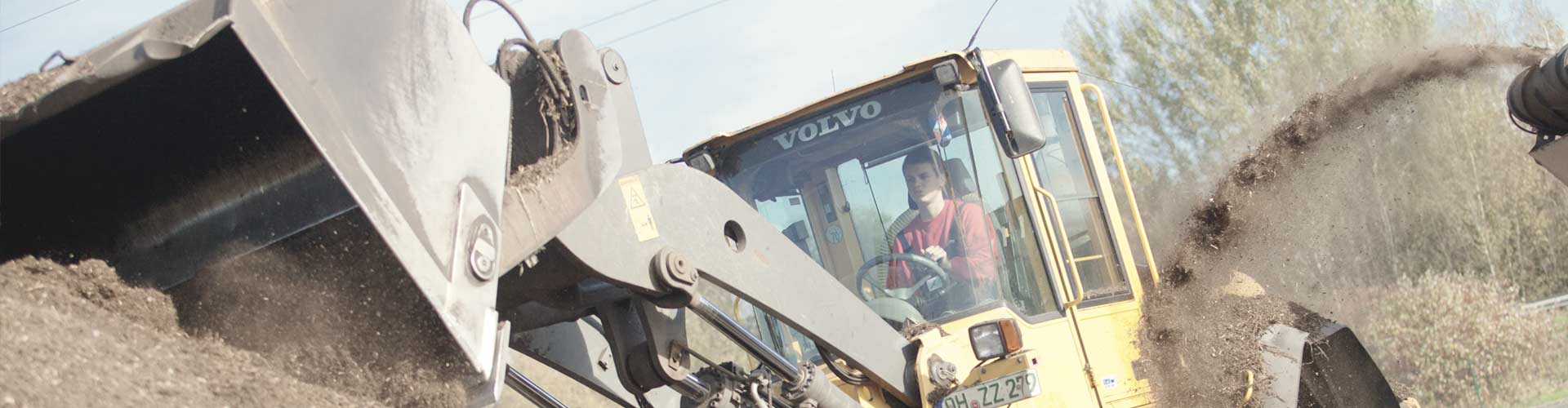 Frontlader transportiert Humus