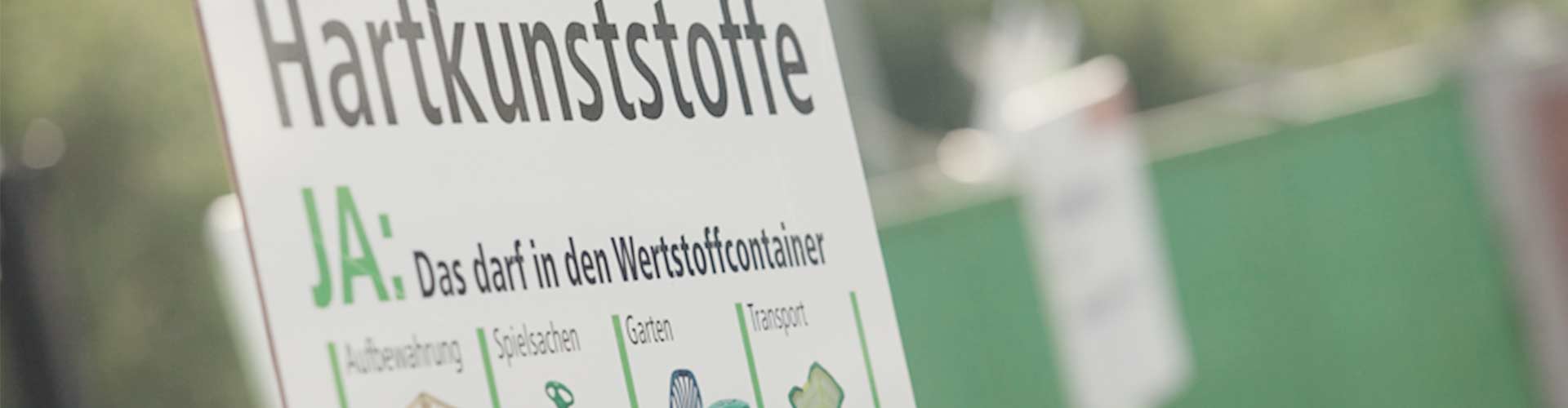 Wertstoffcontainer Schild Nahaufnahme